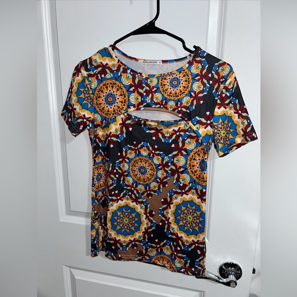 NEW ALGALAROUND Women Sz Medium Cutout Front Top T-Shirt Blouse